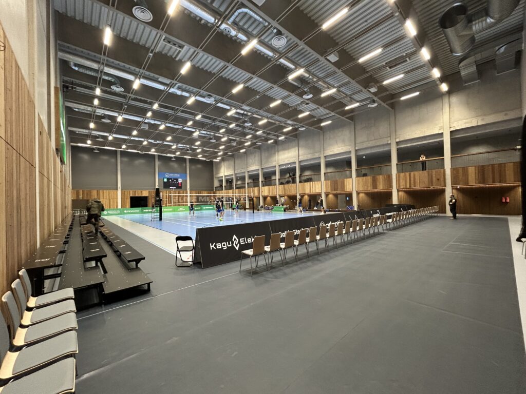 Võrkpalliväljak ja tribüünid Tehvandi hallis